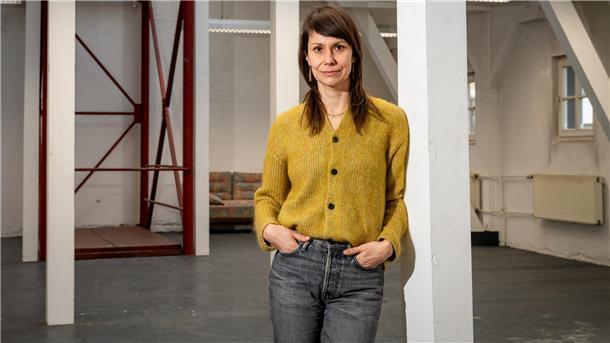 Die Künstlerin Lyoudmila Milanova arbeitete ein halbes Jahr lang als Stipendiatin von Kunst & Nutzen im Atelier in der Gartenstraße. Nun ist ihre Zeit hier vorbei.