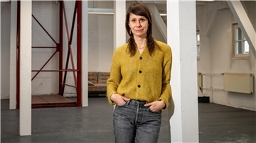 Die Künstlerin Lyoudmila Milanova arbeitete ein halbes Jahr lang als Stipendiatin von Kunst & Nutzen im Atelier in der Gartenstraße. Nun ist ihre Zeit hier vorbei.