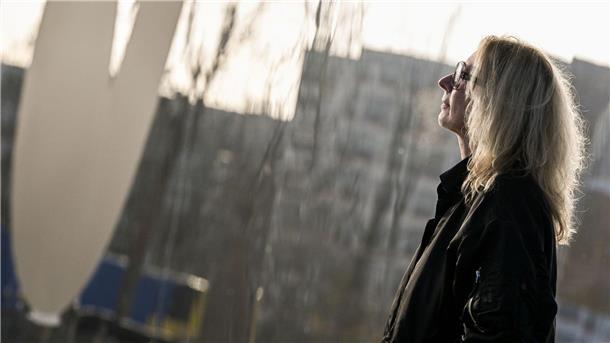 Die Künstlerin Monica Bonvicini steht vor der Neuen Nationalgalerie: Hier hat sie Installationen, skulpturale Objekte, performative und klangliche Arbeiten ausgestellt.