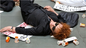 Die Künstlerin und Aktivistin Nan Goldin in einer Szene des Dokumentarfilms  „All the Beauty and the Bloodshed“.