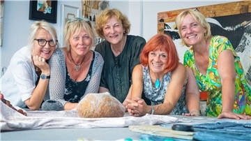 Die Künstlerinnen (von links) Bärbel Ricklefs-Bahr, Susanne Godt, Annemarie Arndt, Carla Mantel und Ulrike Schiffer haben sich zu einer Ateliergemeinschaft zusammengeschlossen.