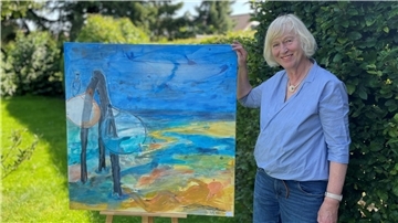 Frau neben Malerei im Garten