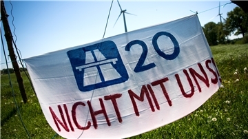 Die Küstenautobahn A20 ist umstritten, Naturschützer kritisieren, dass der Bau zu teuer und nicht notwendig sei und zudem wertvolle Natur zerstöre.