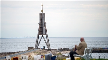 Die Kugelbake in Cuxhaven gehört zu den Wahrzeichen an der Küste. Eine Gefahr, dass sie in Schieflage geraten könnte, wird derzeit ausgeschlossen. Foto: Hartmann