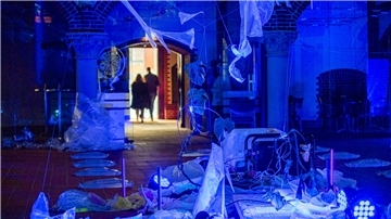 Die Bremerhavener Kulturkirche an der Hafenstraße, die evangelische Pauluskirche, wird nach fast drei geschlossenen Jahren jetzt mit zeitgenössischer Kunst und Kulturaktionen bespielt. Aktuell fasziniert die multimediale Installation von Kai Balthasar Wittig „Phoenix 404“ mit Licht-Video-Klang-Skulpturen. Der Eintritt ist frei, geöffnet donnerstags bis sonntags.