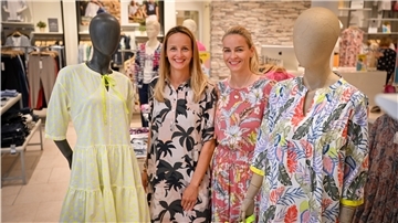 Die Kunden kommen gerne nach Loxstedt: Kristina Holscher und Stefanie Giesemann (links) im Modehaus Holscher.