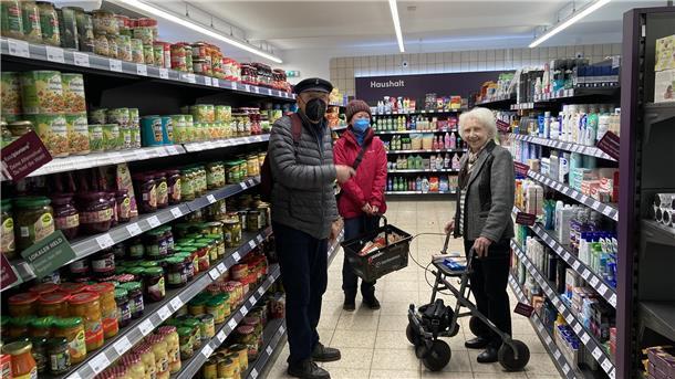 Die Kunden sind voll des Lobes für den Tante-Enso-Markt in Sellstedt (von links); Wilfried Knuschke, Yi Hong Wang und Gertrud Hamel.