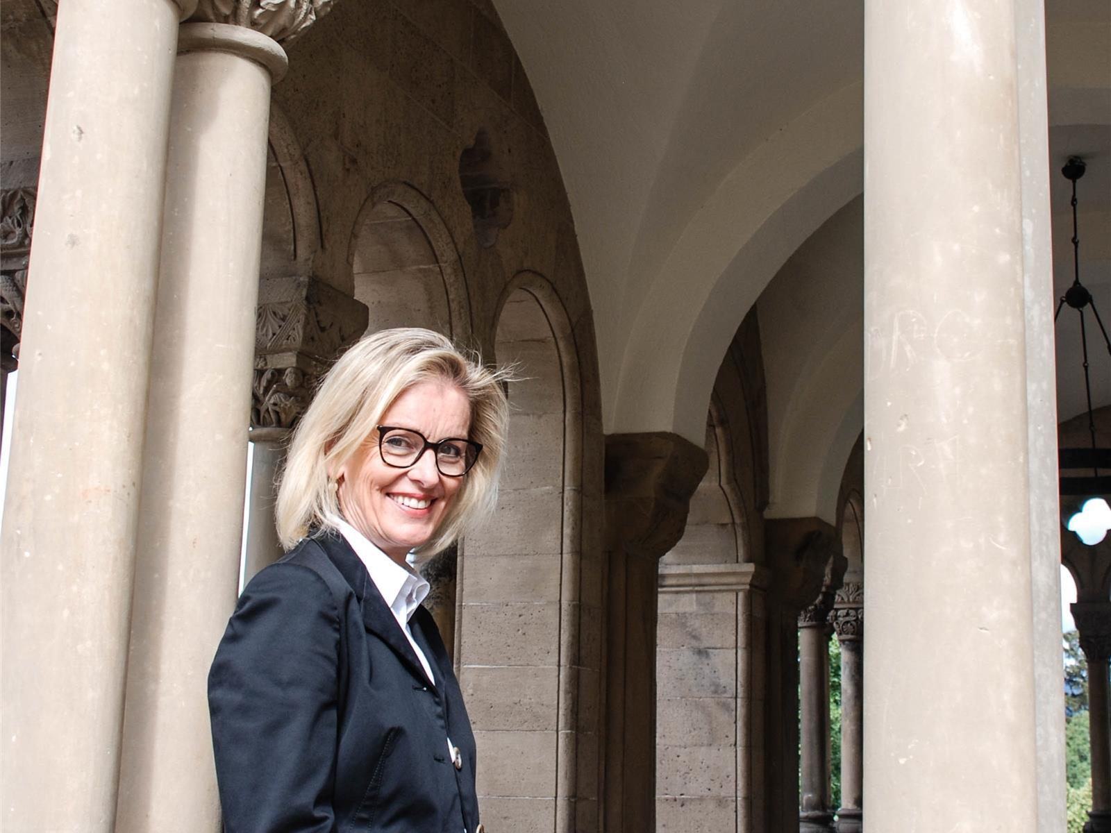 Die Kunst lag ihr schon immer am Herzen. Jetzt arbeitet Kirsten Worms im Schloss Homburg, hier vor der romanischen Halle des Schlosses.