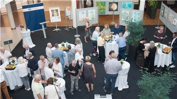 Die Kunstausstellung der Künstlerin war ein voller Erfolg.