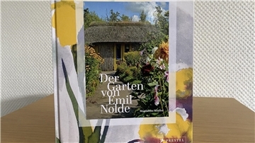 Die Kunsthistorikerin und Fotografin Magdalena Moeller führt die Leserinnen und Leser in den "Garten von Emil Nolde".