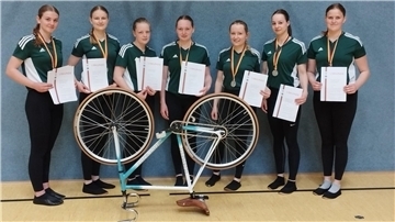 Die Kunstradfahrer des TuS Dorum sind deutscher Vizemeister. Von links: Paula Kasten, Fenja Ehler, Henrike Luther, Kristiane Luther, Milena Hageleit, Svea Christiansen und Svea Pape.