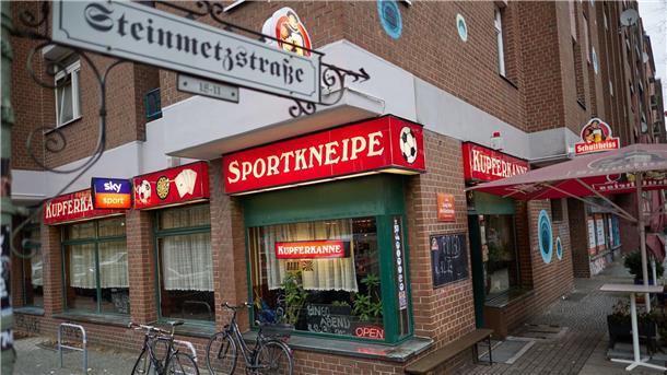 Bingo und Kegelbahn - Junge Menschen zieht es in die Kneipe Die Kupferkanne ist eine typische Berliner Eckkneipe.