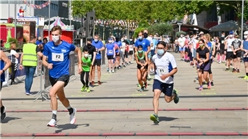 Die Läufer starteten beim City-Marathon in Bremerhaven in Vierergruppen - und mit Mundschutz.