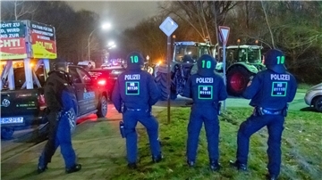 Polizei am Carl-Schurz-Gelände.