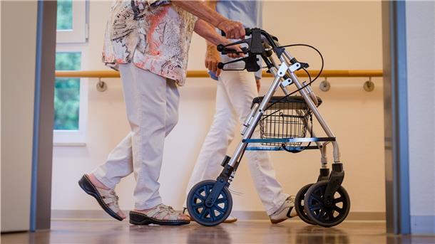 Die Lage in Seniorenpflegeheimen ist seit Ausbruch der Corona-Pandemie nicht nur für die Patienten angespannt: Pflegekräfte kämpfen gegen einen Mangel an Schutzkleidung, Übermüdung und Anfeindungen.