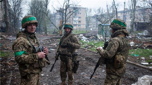 Krieg gegen die Ukraine: So ist die Lage Die Lage um die seit Monaten schwer umkämpfte ostukrainische Stadt Bachmut spitzt sich weiter zu. Hier zu sehen: ukrainische Soldaten.