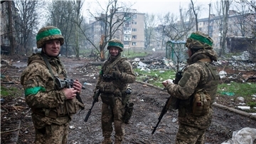 Die Lage um die seit Monaten schwer umkämpfte ostukrainische Stadt Bachmut spitzt sich weiter zu. Hier zu sehen: ukrainische Soldaten.
