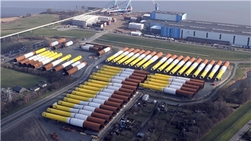 Die Lagerflächen von Steelwind sind komplett belegt. Dort lagern unter anderem Monopiles für Windparks an der US-amerikanischen Ostküste.