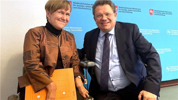 Neue Landesbeauftragte für Menschen mit Behinderungen Die Landesbeauftragte für Menschen mit Behinderung, Annetraud Grote (l), und Andreas Philippi (SPD)sitzen bei einer Pressekonferenz.