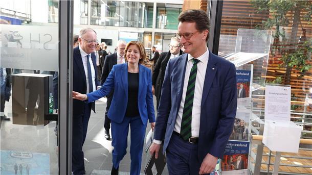 Die Landeschefinnen und -chefs konferieren in Berlin: Hier (v.l.) Stephan Weil (Niedersachsen), Malu Dreyer (Rheinland-Pfalz) und Hendrik Wüst (Nordrhein-Westfalen).