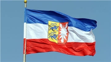 Die Landesfahne von Schleswig-Holstein: Das Land möchte die Ukraine unterstützen.
