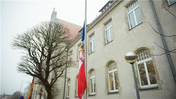 Die Landesflagge Schleswig-Holsteins hängt vor dem Amtsgericht Itzehoe auf halbmast.