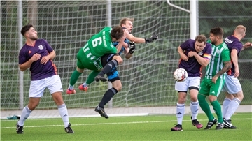 Die Landesliga-Fußballer der TSV Wulsdorf (grüne Trikots) hoffen am Sonntag auf eine Pokal-Überraschung. 