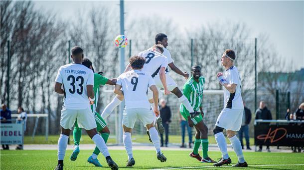 Die Landesliga-Fußballer der TSV Wulsdorf (weiße Trikots) sind am Sonntag Gastgeber für den Stadtrivalen TuSpo Surheide. 