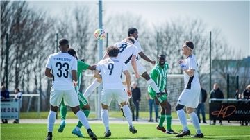 Die Landesliga-Fußballer der TSV Wulsdorf (weiße Trikots) sind am Sonntag Gastgeber für den Stadtrivalen TuSpo Surheide. 
