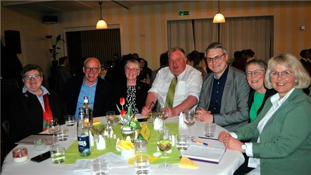 So holen die Kreislandfrauen in Ostereistedt ihr 70-jähriges Jubiläum nach Die Landfrauen mit Ehrengästen aus Politik, Verwaltung und Berufsverbänden bei der Geburtstagsfeier.
