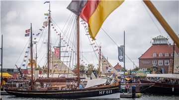 Die „Landrath Küster“ im Neuen Hafen. Auf der anderen Seite des Stegs liegt die „Astarte“, mit der der Segelkutter auch schon einmal verwechselt wird.