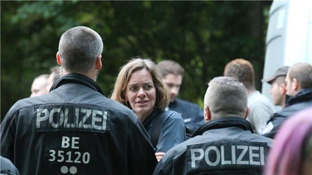 Die Landtagsabgeordnete Juliane Nagel im Gespräch mit Polizisten bei der Demonstration  am 1. Juni in Leipzig.