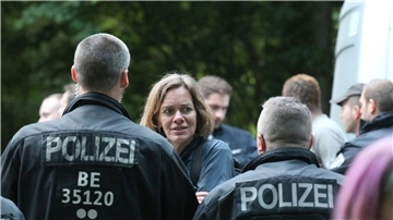 Die Landtagsabgeordnete Juliane Nagel im Gespräch mit Polizisten bei der Demonstration  am 1. Juni in Leipzig.
