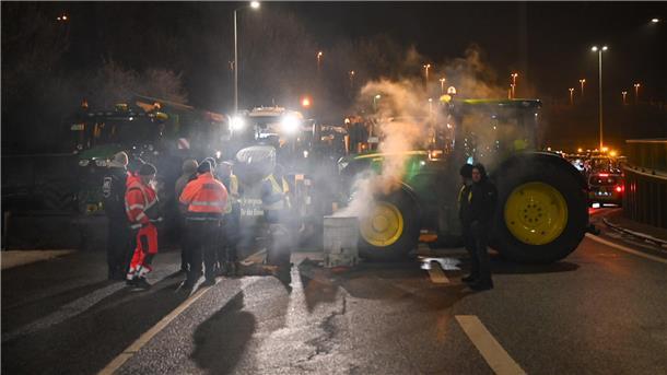 Die Landwirte blockieren am Mittwoch den Hafen.