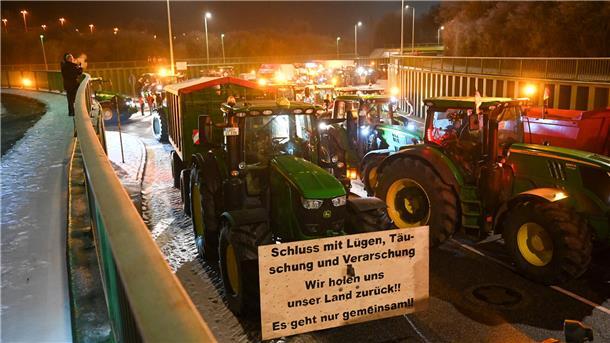 Die Landwirte blockieren am Mittwoch den Hafen.