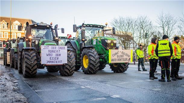 Bauernproteste: Mehr als 2000 demonstrieren in Aurich - Scholz: „Galgen sind keine Arguemente“ Die Landwirte blockieren die Stresemannstraße.
