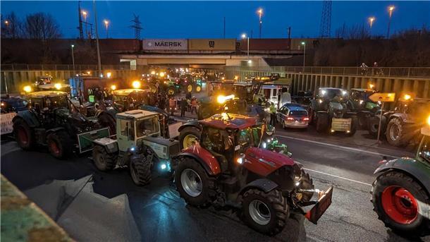 Bauernproteste am Freitag: Wurster Straße seit 1.20 Uhr wieder frei für den Verkehr Die Landwirte blockierten am Freitagmorgen die Hafenzufahrten von Bremerhaven. So auch in Weddewarden.