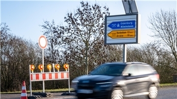 Auto mit Straßensperre