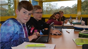 Die Langener Sechstklässler Arvid (von links), Paul, Maryella und Celina, die mit Tablets und Büchern arbeiten, brauchen größere Tische.