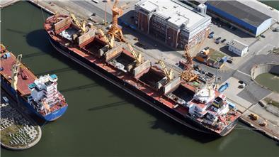 Die „Lascombes“ liegt nun an der Lloyd-Werft. Dort wird sie entladen.
