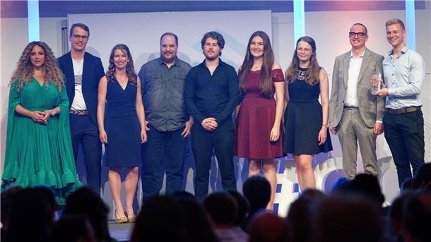 Die Laudatorin Enissa Amani (l) steht bei der Verleihung des Grimme Online Award 2023 mit dem Team von „Doktor Whatson“ (Publikumspreis) auf der Bühne.