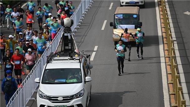 Chinesische Roboter laufen Halbmarathon gegen Menschen Die Laufstrecke der Roboter war von jener der Menschen getrennt.