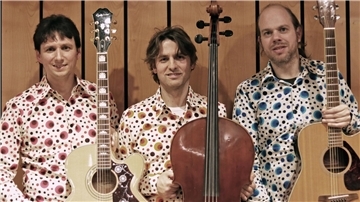 Das Trio S.O.S. spielt Hits von Abba, allerdings ohne Strom. 