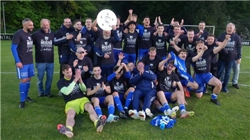 Die Leher TS feierte nach dem 5:2-Sieg gegen den SC Weyhe bis tief in die Nacht die Landesliga-Meisterschaft.