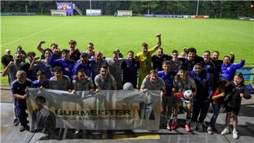 Eine Fußballmannschaft jubelt nach einem gewonnenen Turnier.