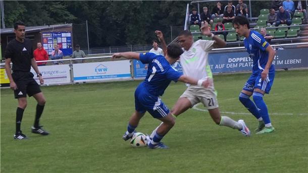 Fußballer kämpfen um den Ball