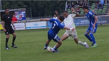 Fußballer kämpfen um den Ball