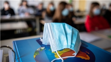 Die Lehrergewerkschaft GEW fordert einen Unterricht in Halbgruppen, um die Ansteckungsgefahr durch das Coronavirus zu reduzieren.
