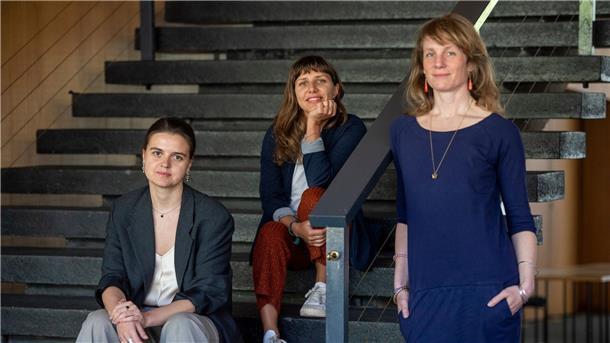 Die Leiterinnen des Berliner Theatertreffens 2023: Olena Apchel (l-r), Joanna Nuckowska und Carolin Hochleichter.