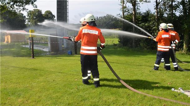 Die Leitung liegt, Wasser marsch: Wenn der gelbe Kanister zu Boden geht, wird die Zeit gestoppt.